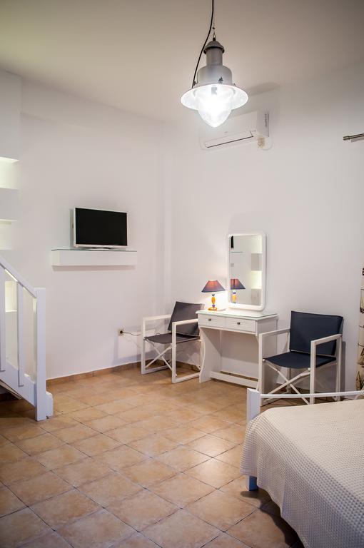 Seaside Apartments Adamantas Exterior photo